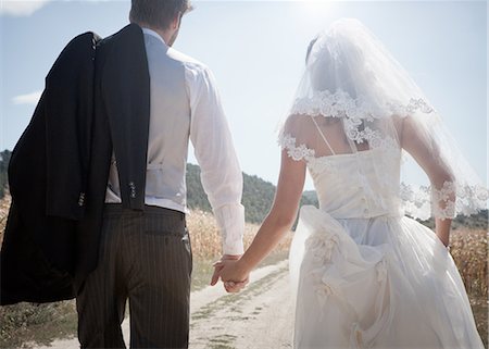 romantic couple holding hands - Newlywed couple walking outdoors Foto de stock - Sin royalties Premium, Código: 649-06432540