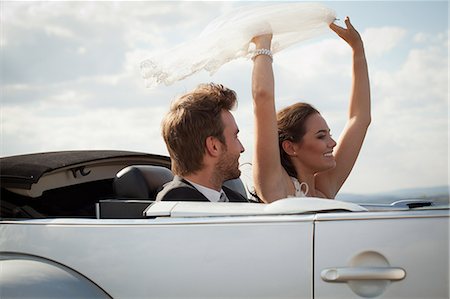 simsearch:649-06432569,k - Newlywed couple riding in convertible Foto de stock - Sin royalties Premium, Código: 649-06432556