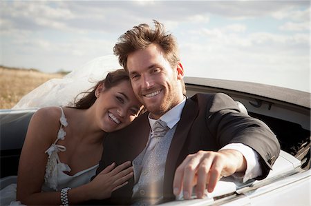 romance in car - Couple de jeunes mariés en Cabriolet Photographie de stock - Premium Libres de Droits, Code: 649-06432558
