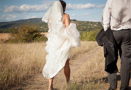 starting - Mariée mariés brandissant robe en herbe Photographie de stock - Premium Libres de Droits, Code: 649-06432565