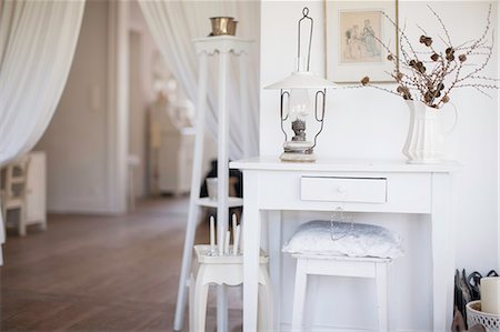 White lantern and desk with stool Fotografie stock - Premium Royalty-Free, Codice: 649-06432603