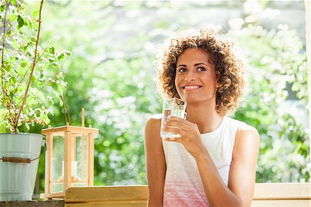 short hair - Smiling woman drinking glass of water Foto de stock - Sin royalties Premium, Código: 649-06432943