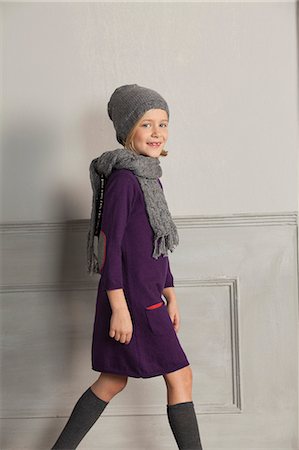 Fille portant le foulard et chapeau à l'intérieur Photographie de stock - Premium Libres de Droits, Code: 649-06433341