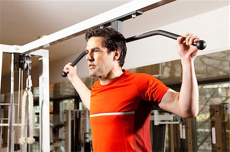 power energetic picture - Man using exercise equipment at gym Foto de stock - Sin royalties Premium, Código: 649-06433555