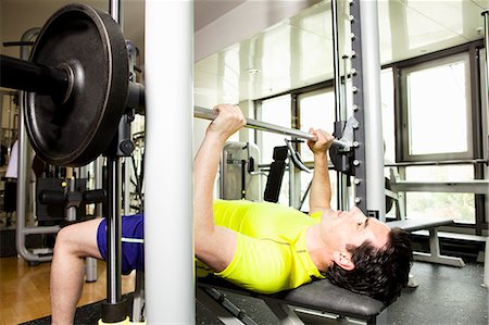 simsearch:649-06164469,k - Man using exercise equipment at gym Foto de stock - Sin royalties Premium, Código: 649-06433553