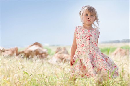 simsearch:649-06533379,k - Girl standing in tall grass outdoors Photographie de stock - Premium Libres de Droits, Code: 649-06488436