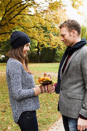simsearch:649-05556305,k - Couple holding autumn leaves Stock Photo - Premium Royalty-Free, Code: 649-06488913