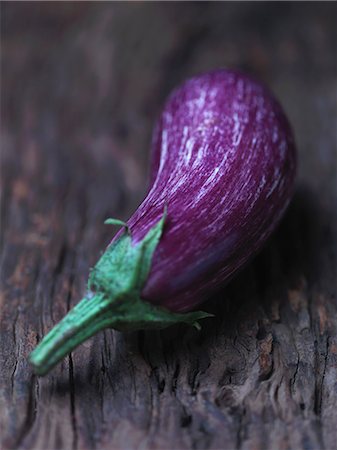 small - Aubergine on wooden counter Foto de stock - Sin royalties Premium, Código: 649-06489003