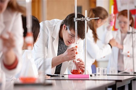 simsearch:649-07118434,k - Students working in chemistry lab Stock Photo - Premium Royalty-Free, Code: 649-06489939