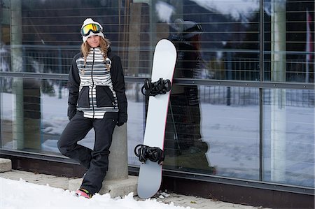 simsearch:649-06532763,k - Snowboarder standing by lodge Photographie de stock - Premium Libres de Droits, Code: 649-06490016