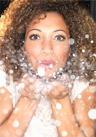 Woman blowing confetti from hands Foto de stock - Sin royalties Premium, Código: 649-06532758