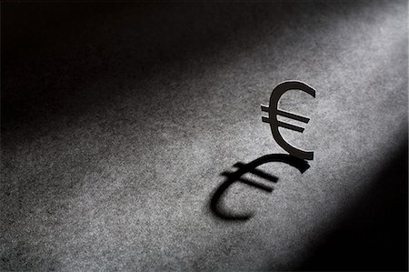 Metal euro sign casting shadow Stock Photo - Premium Royalty-Free, Code: 649-06532930