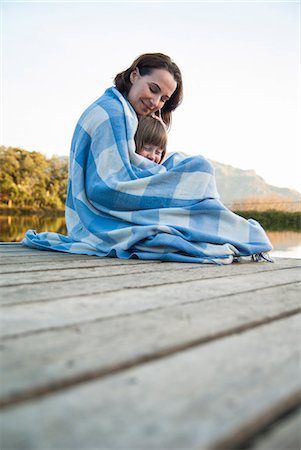 people enjoying in the lake - Mother and daughter wrapped in blanket Stock Photo - Premium Royalty-Free, Code: 649-06533031