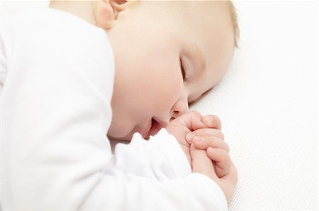 Baby girl sleeping in crib Stock Photo - Premium Royalty-Free, Code: 649-06533136