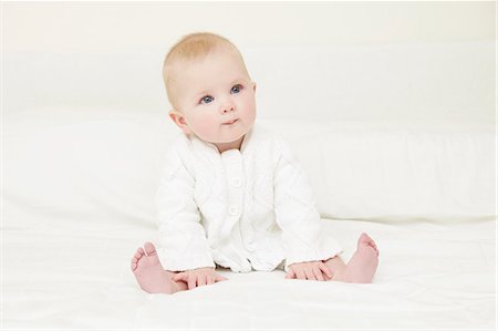 simsearch:649-06533379,k - Baby girl sitting on sofa Photographie de stock - Premium Libres de Droits, Code: 649-06533146