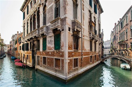 Rowboats and buildings on urban canal Stock Photo - Premium Royalty-Free, Code: 649-06533212