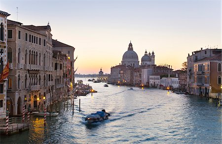 point du jour - Boat sailing in urban canal Photographie de stock - Premium Libres de Droits, Code: 649-06533223