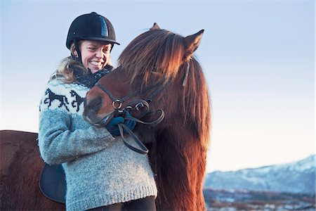 Woman smiling with horse outdoors Photographie de stock - Premium Libres de Droits, Code: 649-06533301