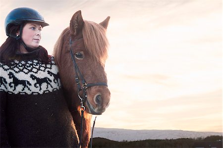 Woman smiling with horse outdoors Foto de stock - Sin royalties Premium, Código: 649-06533303