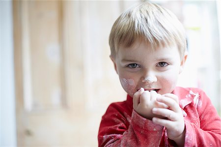 Boys face covered in flour in kitchen Photographie de stock - Premium Libres de Droits, Code: 649-06533352