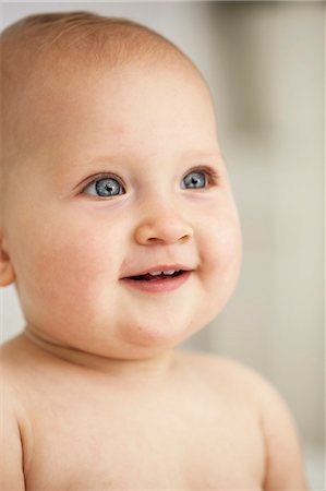 simsearch:649-06533379,k - Close up of baby girls smiling face Photographie de stock - Premium Libres de Droits, Code: 649-06533376