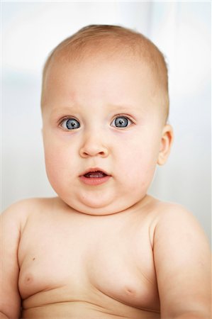 simsearch:649-06533379,k - Close up of baby girls surprised face Photographie de stock - Premium Libres de Droits, Code: 649-06533377