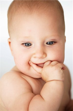 simsearch:649-06533379,k - Baby girl holding finger to mouth Photographie de stock - Premium Libres de Droits, Code: 649-06533379