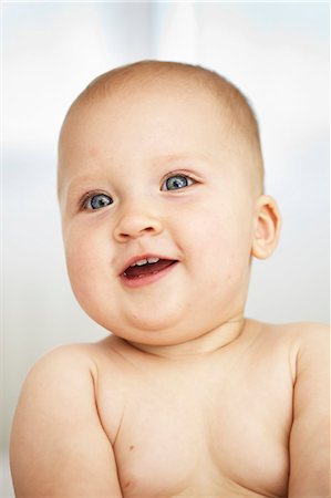 simsearch:649-06533379,k - Close up of baby girls smiling face Photographie de stock - Premium Libres de Droits, Code: 649-06533380