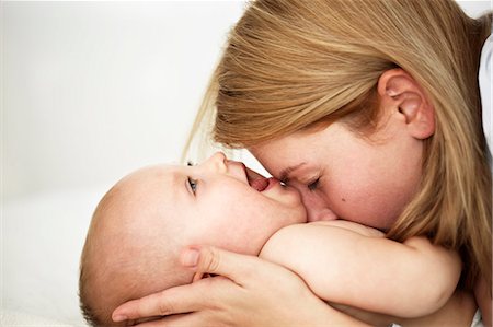 daughter kissing mother - Mother playing with baby girl Photographie de stock - Premium Libres de Droits, Code: 649-06533391