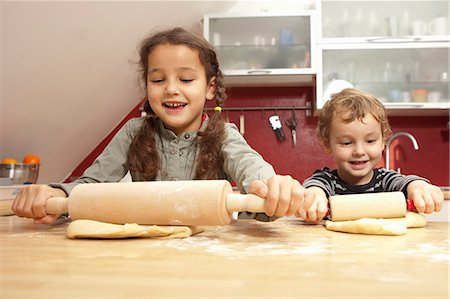 simsearch:649-05520883,k - Children baking together in kitchen Stock Photo - Premium Royalty-Free, Code: 649-06533529