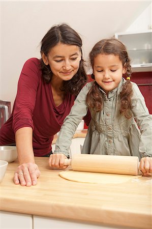 simsearch:628-07072734,k - Mother and daughter baking together Stock Photo - Premium Royalty-Free, Code: 649-06533531