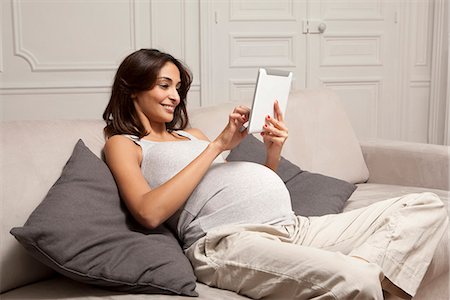 paris one woman - Pregnant woman using tablet computer Photographie de stock - Premium Libres de Droits, Code: 649-06622049