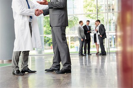 doctor white coat full body - Businessman and doctor shaking hands Foto de stock - Sin royalties Premium, Código: 649-06622064