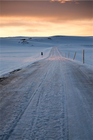 simsearch:614-06718312,k - Frozen road in snowy landscape Photographie de stock - Premium Libres de Droits, Code: 649-06622245