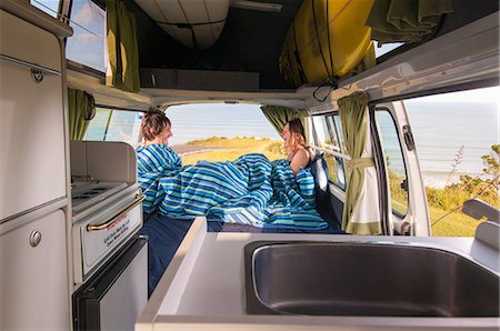 relaxing 40s - Couple under comforter in trailer Photographie de stock - Premium Libres de Droits, Code: 649-06622377