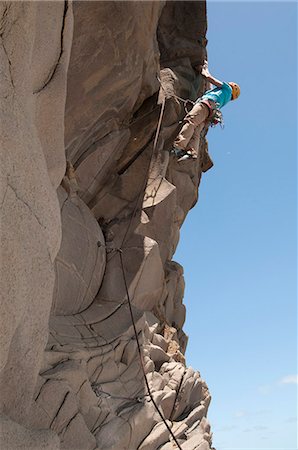 simsearch:649-05949892,k - Rock climber scaling jagged cliff Photographie de stock - Premium Libres de Droits, Code: 649-06622371