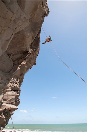 Rock climber abseiling jagged cliff Foto de stock - Sin royalties Premium, Código: 649-06622372