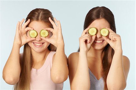 simsearch:649-06305009,k - Teenage girls with cucumbers over eyes Stock Photo - Premium Royalty-Free, Code: 649-06622429