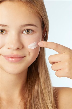 simsearch:649-06305009,k - Teenage girl moisturizing her face Stock Photo - Premium Royalty-Free, Code: 649-06622439
