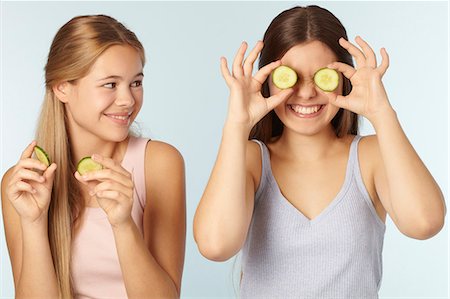 simsearch:649-06305009,k - Teenage girls with cucumbers over eyes Stock Photo - Premium Royalty-Free, Code: 649-06622430