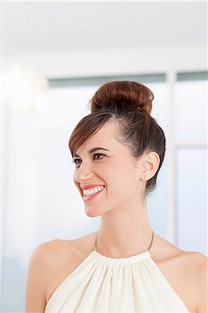 portrait looking away - Close up of smiling womans face Foto de stock - Sin royalties Premium, Código: 649-06622558