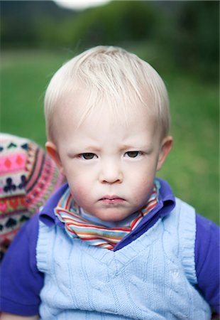 schmollen (beleidigt sein) - Close up of boys serious face Stockbilder - Premium RF Lizenzfrei, Bildnummer: 649-06622590