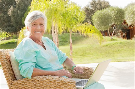senior technology - Older woman using laptop outdoors Foto de stock - Sin royalties Premium, Código: 649-06716675