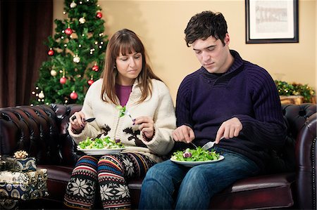 simsearch:649-06716867,k - Couple eating salad on sofa Stock Photo - Premium Royalty-Free, Code: 649-06716873