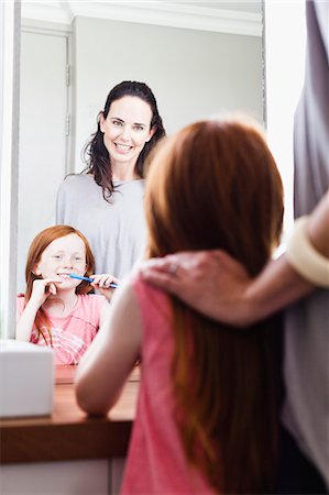 family bathroom mirror - Mother watching daughter brush teeth Photographie de stock - Premium Libres de Droits, Code: 649-06716993