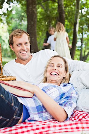 simsearch:649-06717249,k - Couple relaxing on blanket in park Foto de stock - Sin royalties Premium, Código: 649-06717237