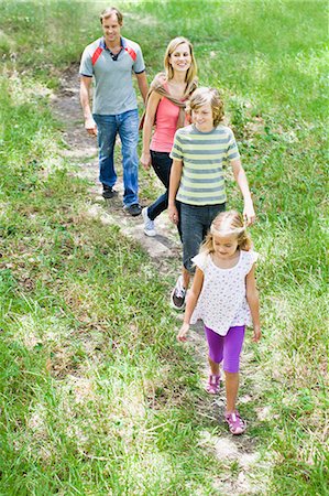 simsearch:649-06812444,k - Family walking together in grass Foto de stock - Sin royalties Premium, Código: 649-06717264