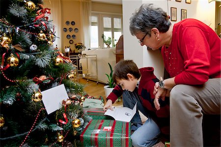 family at christmas - Woman and grandson with Christmas presents Foto de stock - Sin royalties Premium, Código: 649-06717347