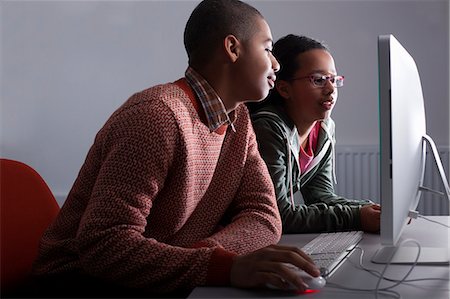 suffolk - Children using computer together Stock Photo - Premium Royalty-Free, Code: 649-06717386