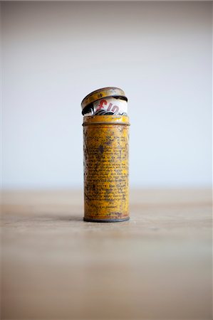 financial concept - Antique tin full of money on desk Stock Photo - Premium Royalty-Free, Code: 649-06717475